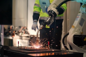 robot-arm-make-uk-welding-manufacturing-survey